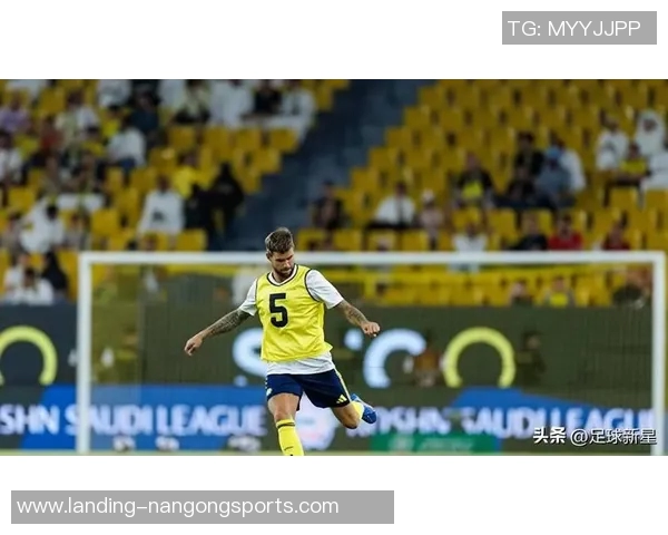 马丁内斯的传奇旅程：从足球新星到世界级教练的蜕变与成就